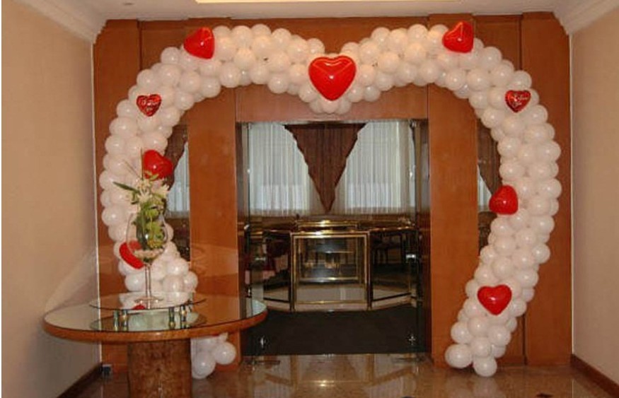 воздушные шарики на вход оформить