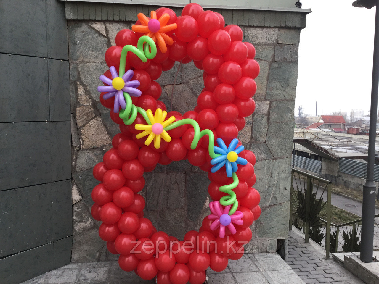 большая цифра восемь с цветами