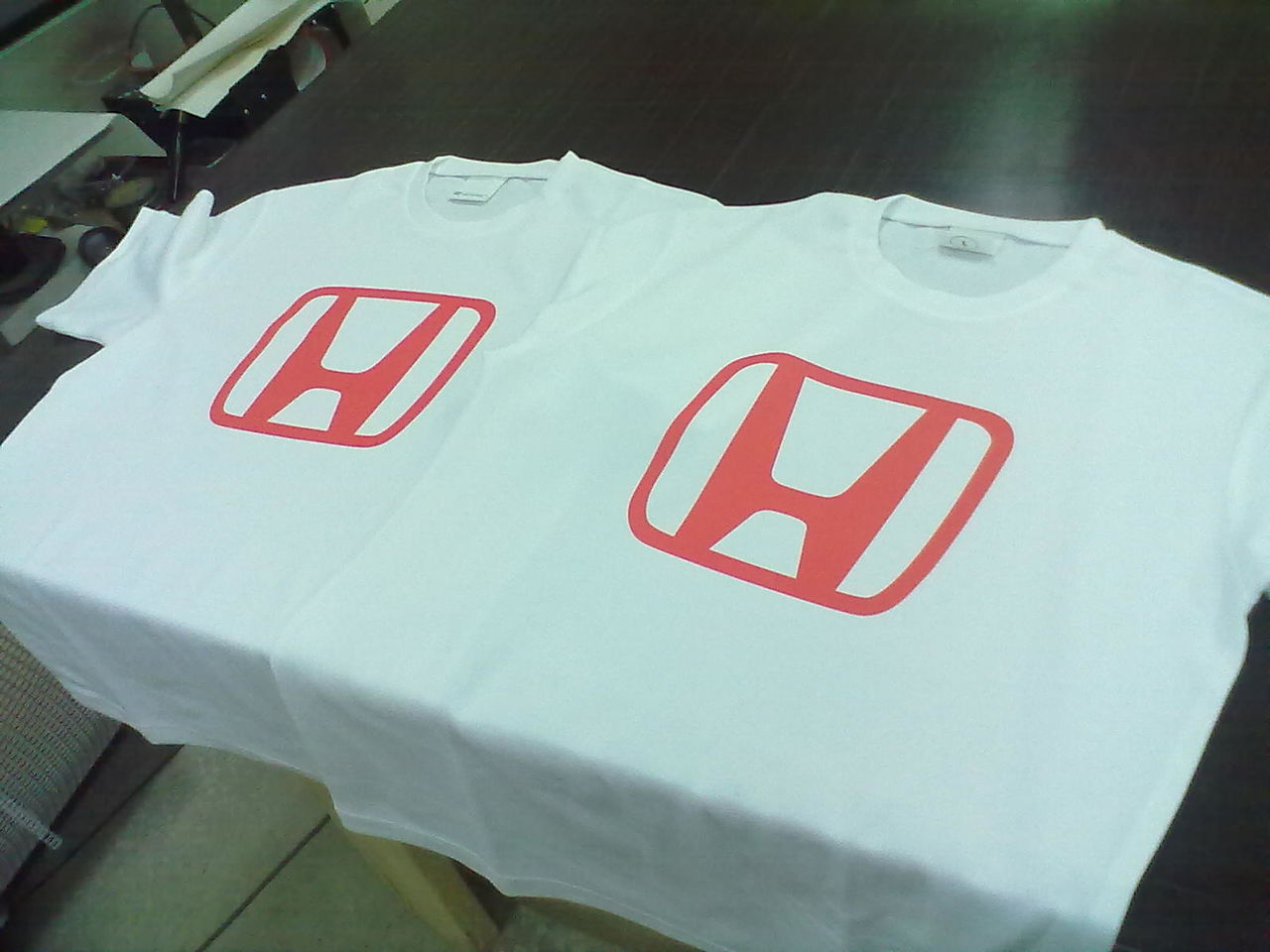 печать логотипа рекламы на майках в Алматы