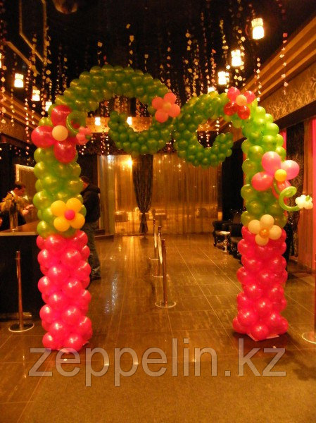 тематическая не стандартная большая арка из воздушных шаров