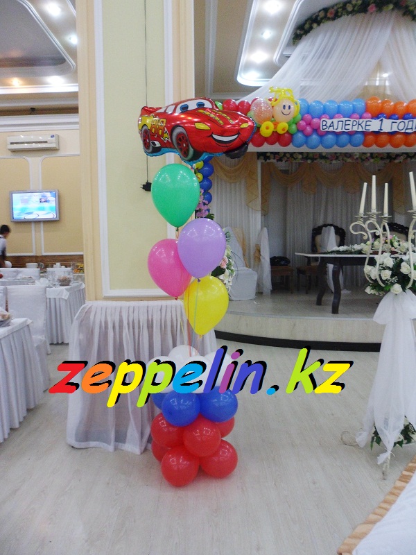 оформление воздушными шарами в зале