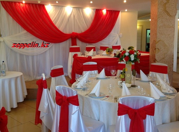 оформление бантами стульев в зале ресторана